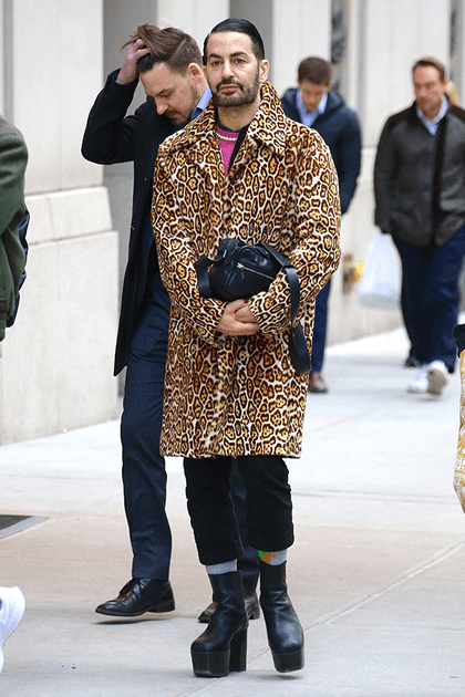 Marc Jacobs en manteau imprimé léopard et bottines à plateformes