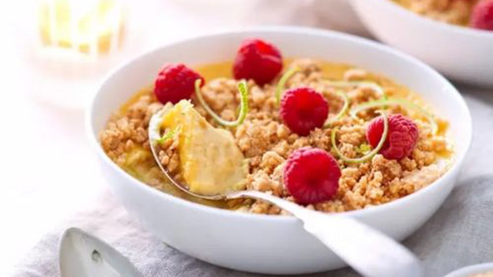 Crème citron vert, framboise et crumble amande