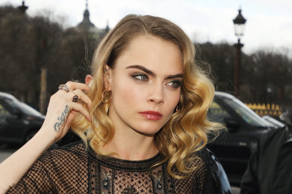 Le carr&eacute; mi-long aux boucles de cin&eacute;ma de Cara Delevingne