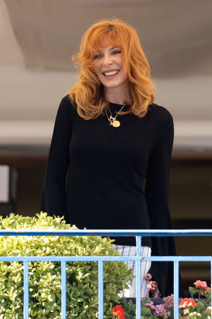 Mylène Farmer en robe noire moulante et bijoux dorés