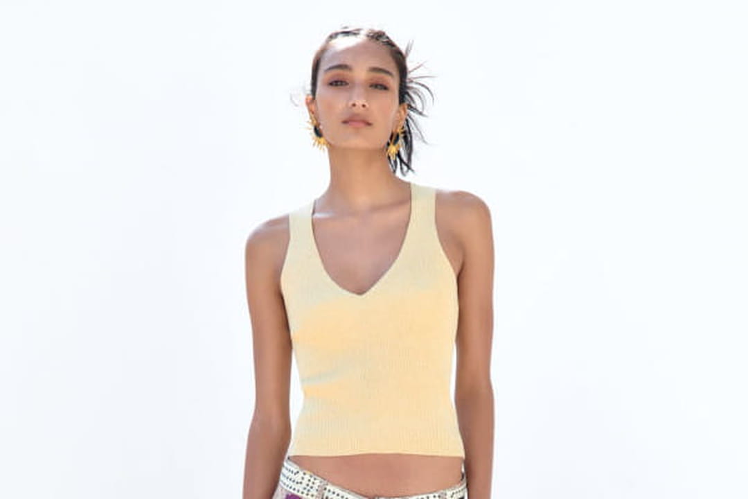 Belle Fille Chaude Dans Un Pull Tricoté Avec Un Décolleté Profond