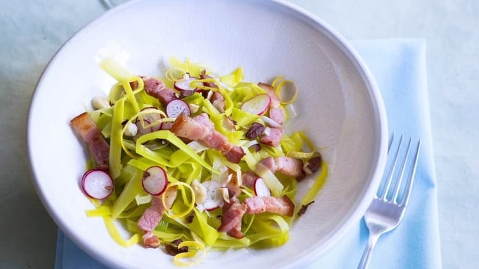 Salade gourmande lardons, poireaux et radis