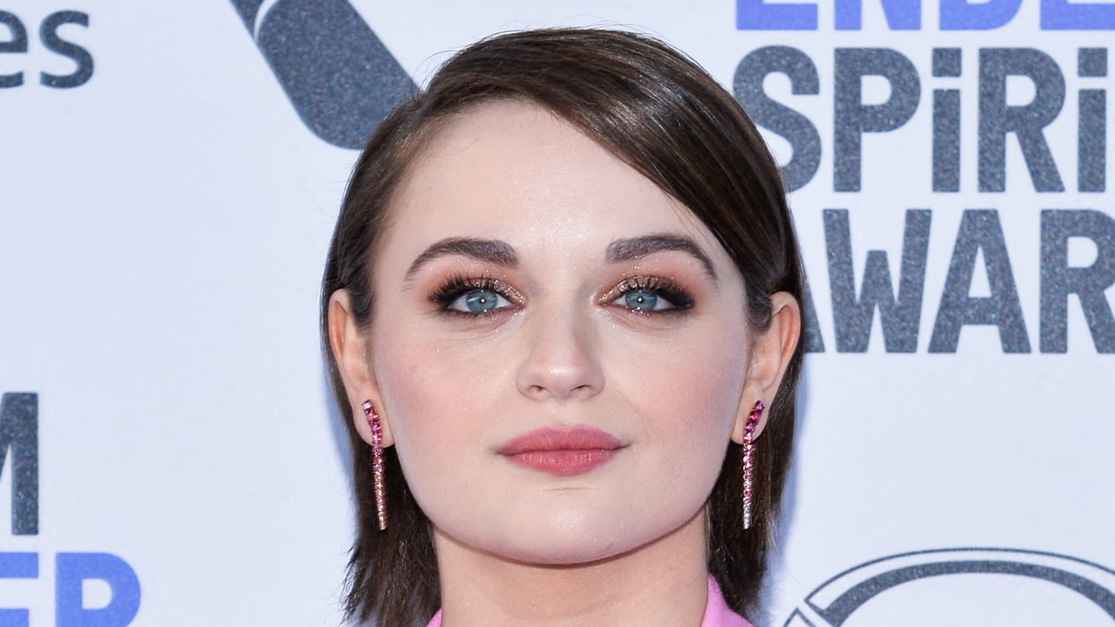 Joey King, avec un carré