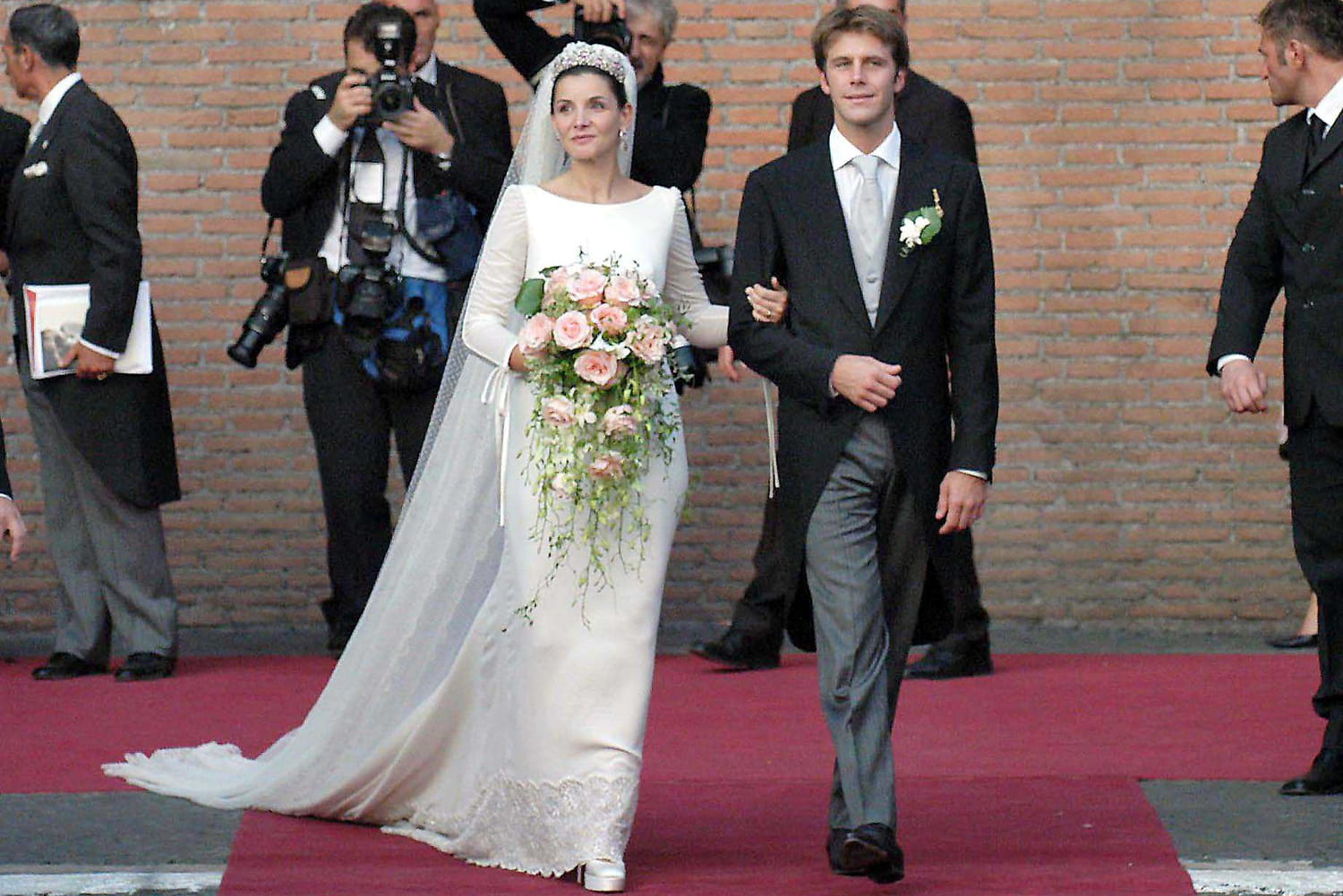 Clotilde Courau D voile Un D tail de Taille Sur Sa Robe De Mari e Clotilde Courau D voile Un D tail de Taille Sur Sa Robe De Mari e