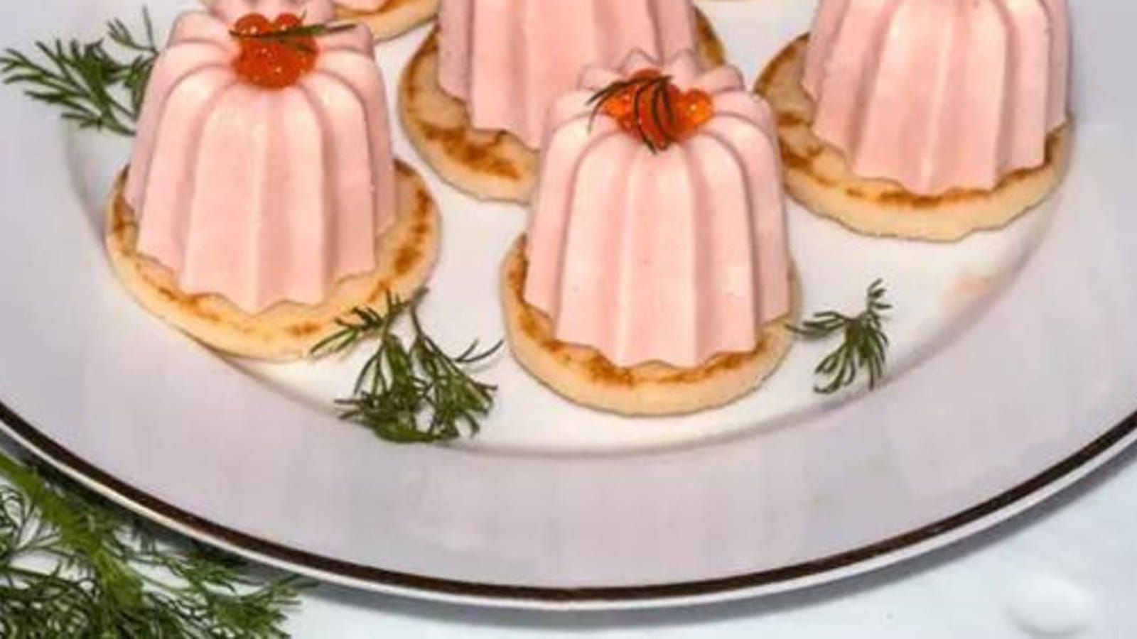 Minis cannelés à la truite fumée sur blinis