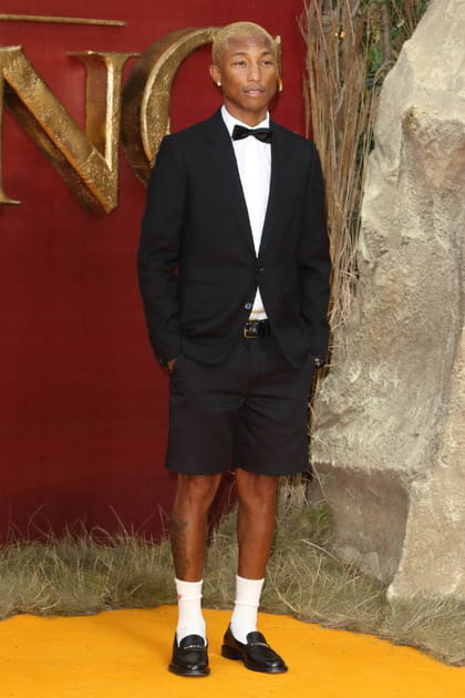 Pharrell Williams en pantacourt noir et veste de blazer