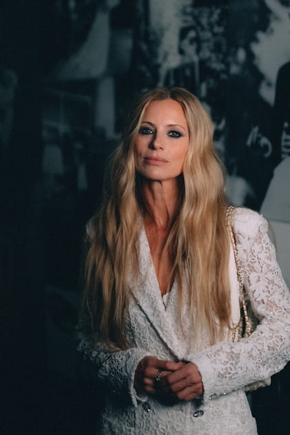 Laura Bailey en veste brod&eacute;e au d&eacute;fil&eacute; Chanel printemps-&eacute;t&eacute; 2023