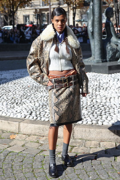 Tina Kunakey en veste aviateur et jupe motif animal