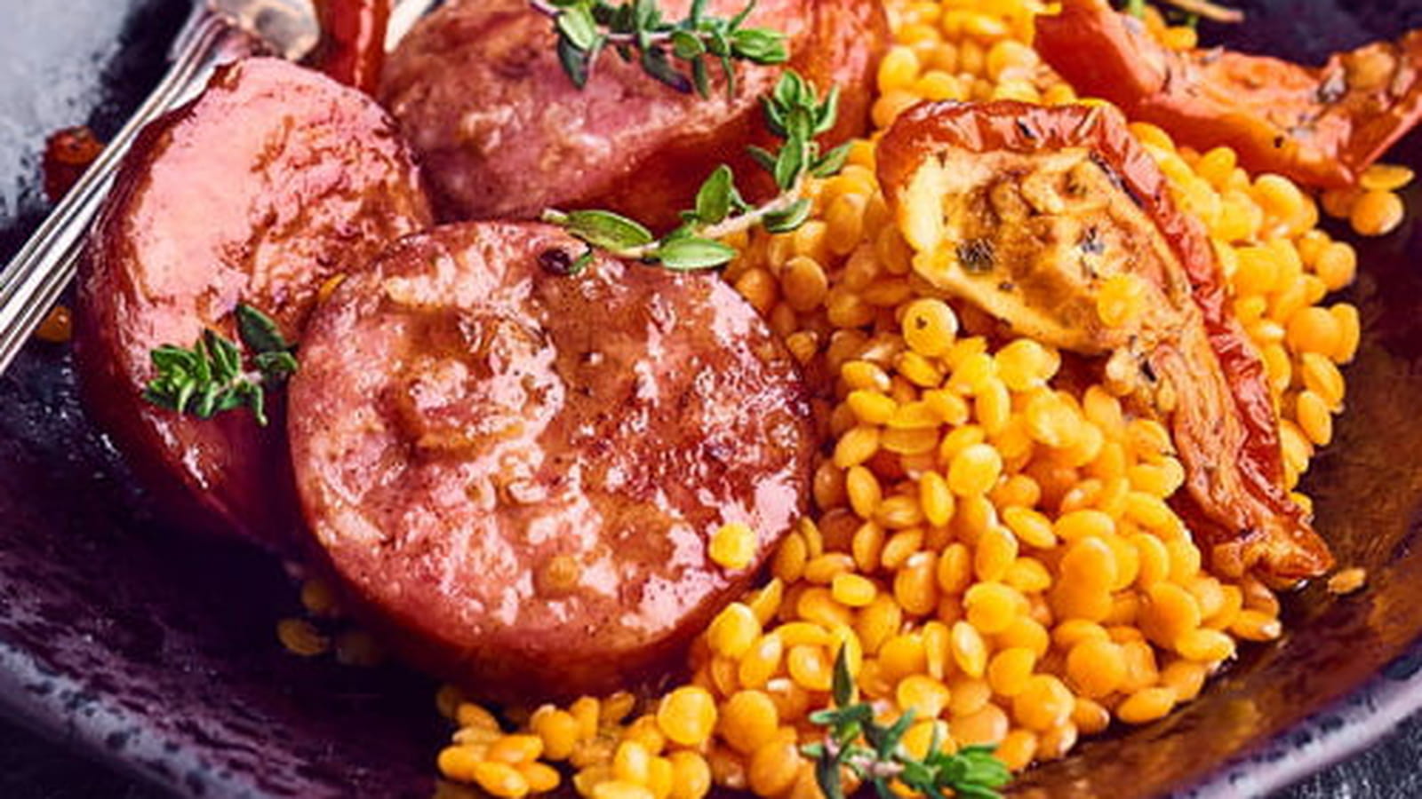 Saucisse de Morteau, lentilles corail et tomates confites