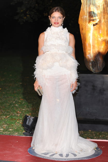 Natalia Vodianova en robe blanche &agrave; plumes volumineuse