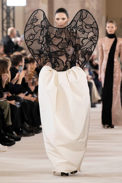 Robe blanche &agrave; top noir transparent aper&ccedil;ue sur le d&eacute;fil&eacute; Schiaparelli