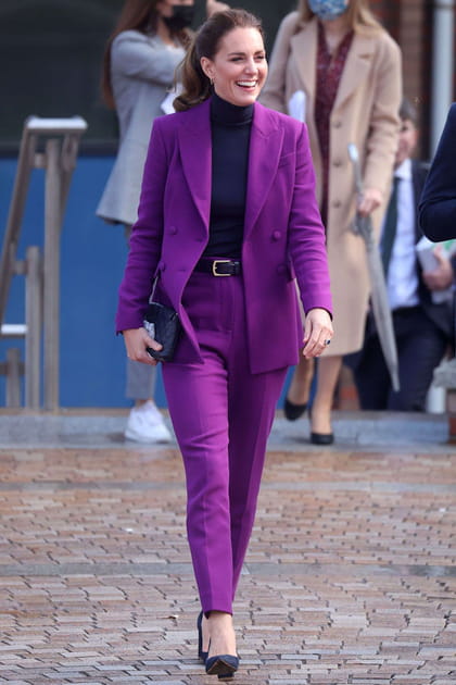 Kate Middleton en tailleur violet et pull col roul&eacute; noir