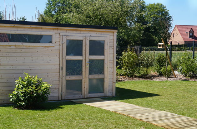 Une all&eacute;e de jardin en bois