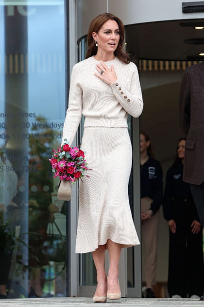 Kate Middleton en jupe midi et pull crème Sézane