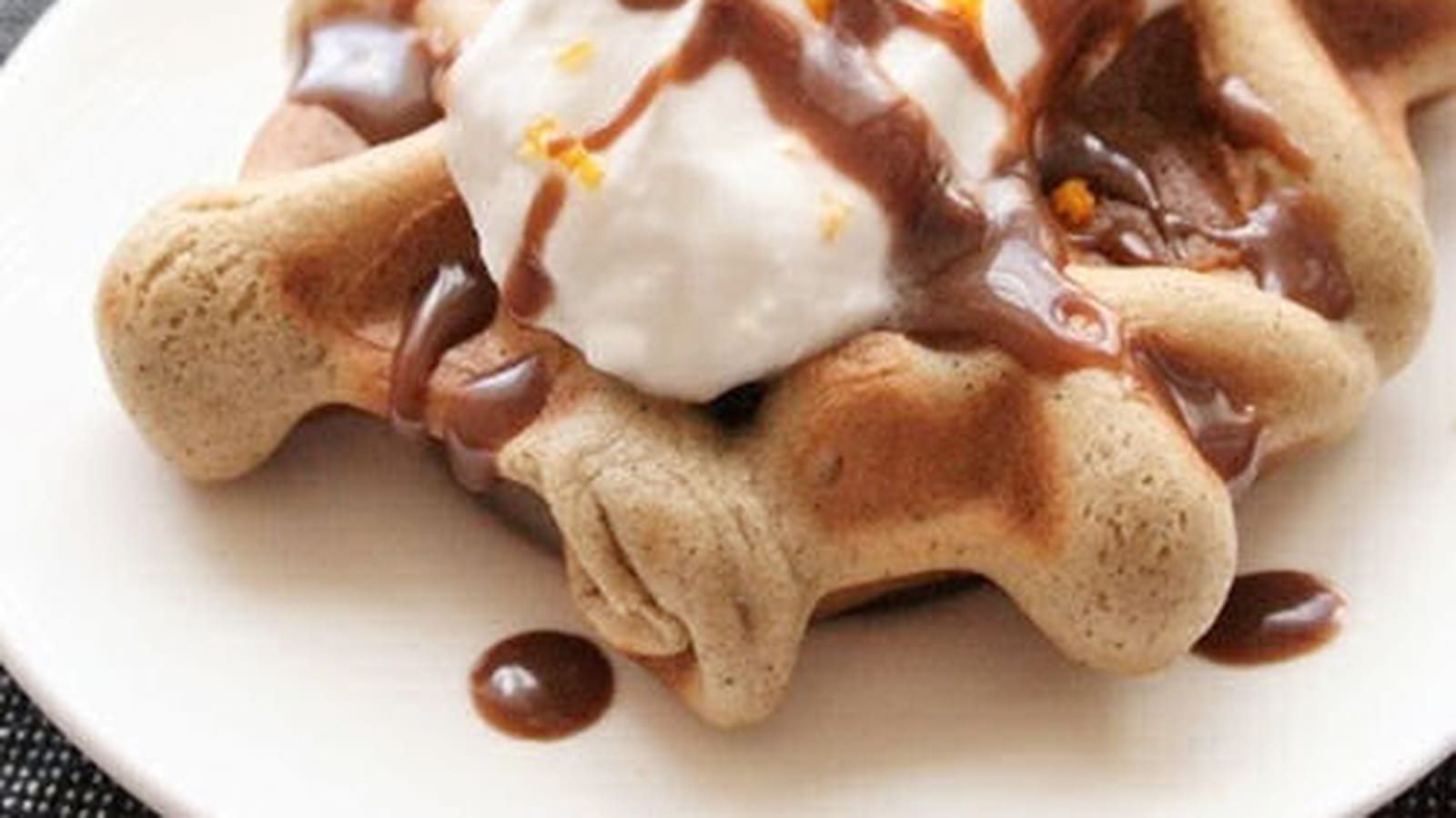 Gaufres à la chantilly coco-bergamote sans gluten, sans œufs et sans lait