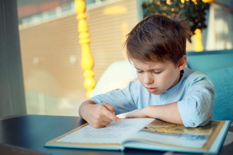 Mon enfant est dyslexique, comment l'aider à bien apprendre à l'école ?