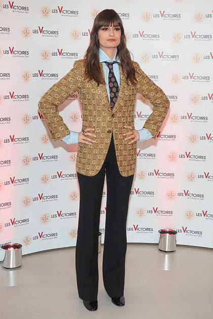 Clara Luciani en veste imprimée et pantalon noir