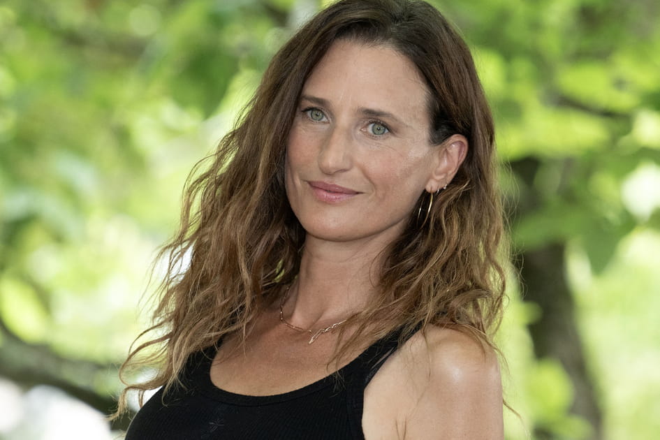 Camille Cottin, solaire avec son wavy