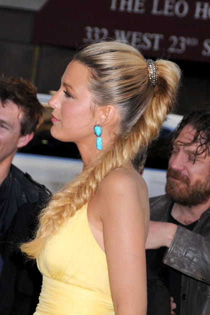 Blake Likely avec un chouchou &agrave; paillettes sur une tresse &eacute;pi