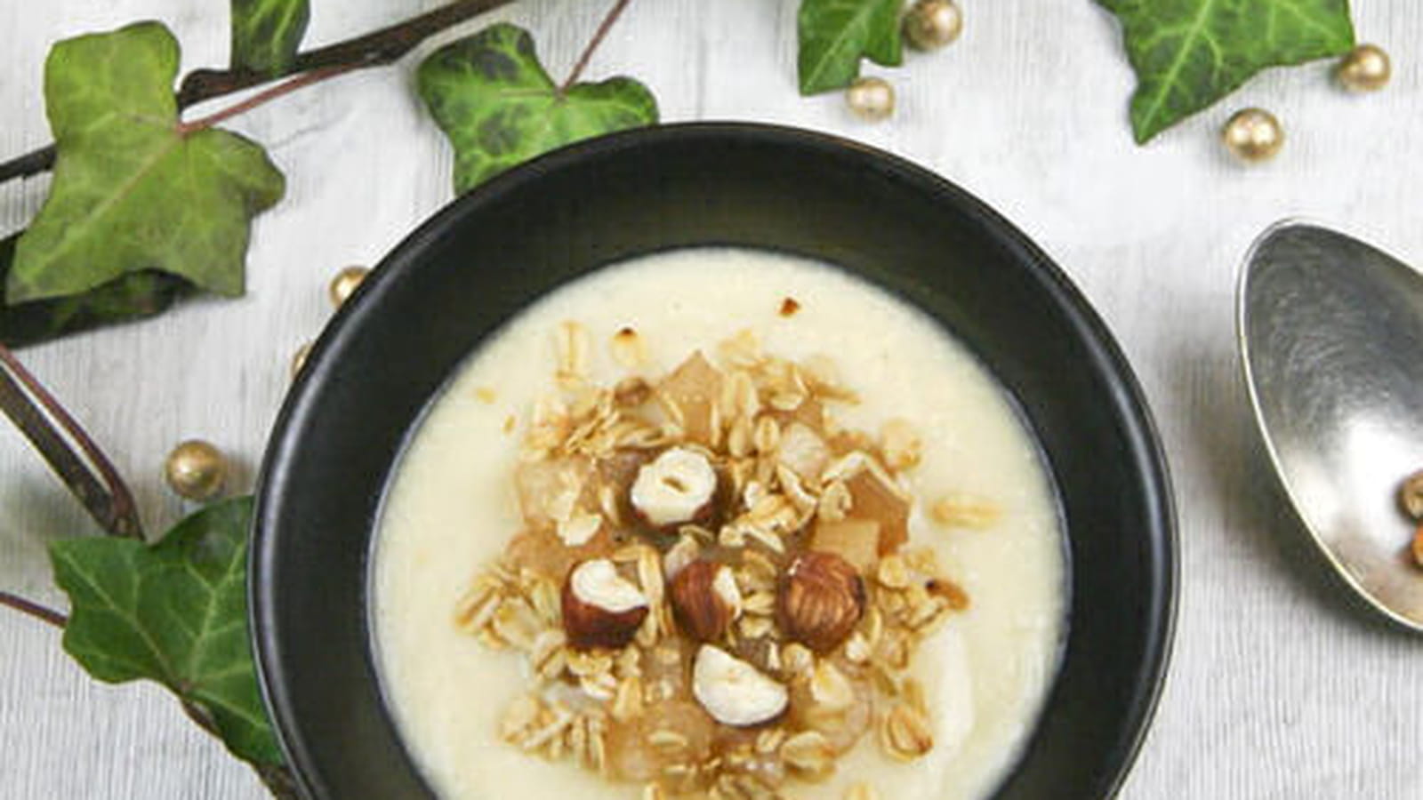 Velouté de panais à la poire et son granola salé