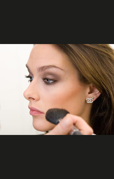 Etape 12&nbsp;: Du blush pour structurer le visage