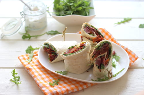 Wrap au boeuf cuit, tomates séchées et roquette