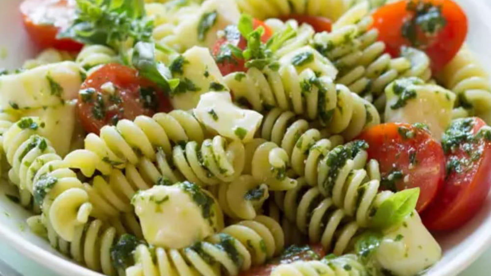 Salade de pâtes au reblochon et au pesto