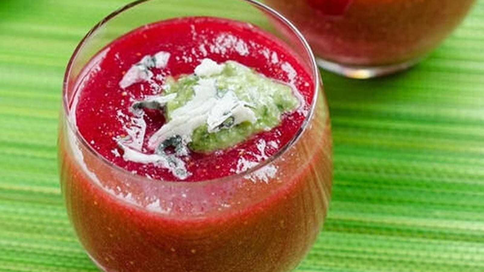 Verrines de gaspacho de betterave, fraise, pesto de Roquefort