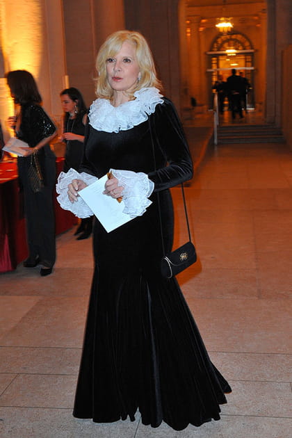 Sylvie Vartan en robe noire de velours à col en dentelle