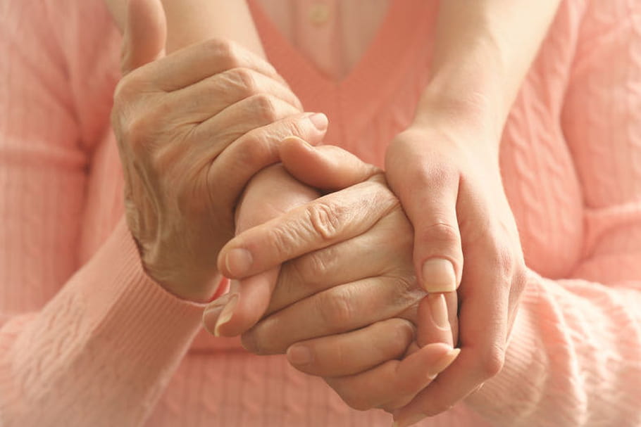 Cancer : les aidants vivent "en miroir" la maladie de leur proche
