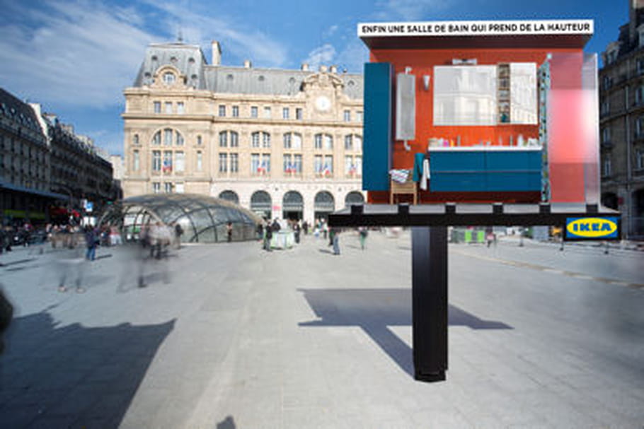 IKEA prend sa douche devant une gare