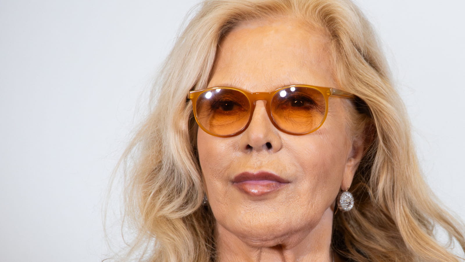 Sylvie Vartan et son teint bronzé