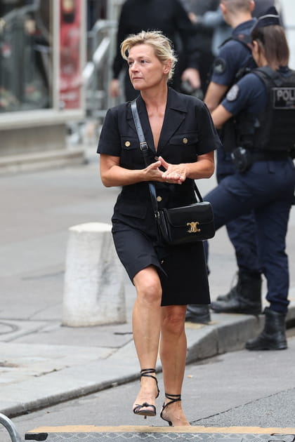Anne-Elisabeth Lemoine en robe chemise &agrave; poches