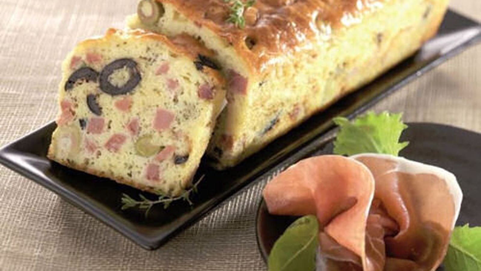 Cake au jambon de Bayonne et aux olives
