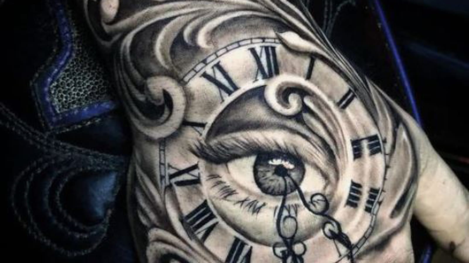 Œil et horloge sur la main