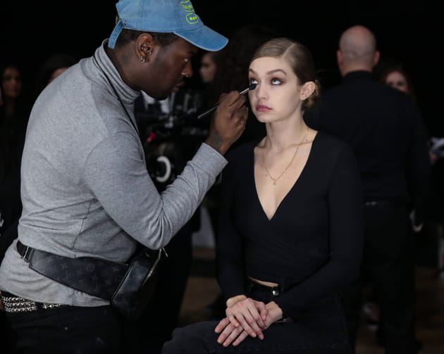 Giga Hadid se pr&eacute;pare pour le d&eacute;fil&eacute; Tom Ford