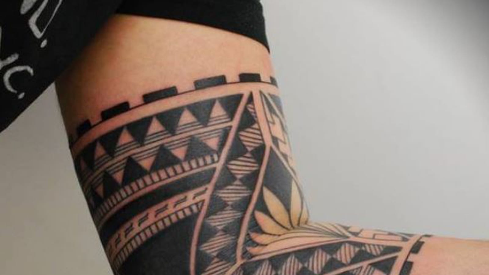Tatouage tribal autour du coude