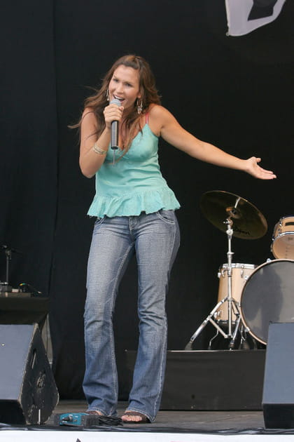 Vitaa en débardeur turquoise et jean