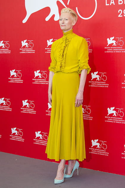 Tilda Swinton en robe longue jaune