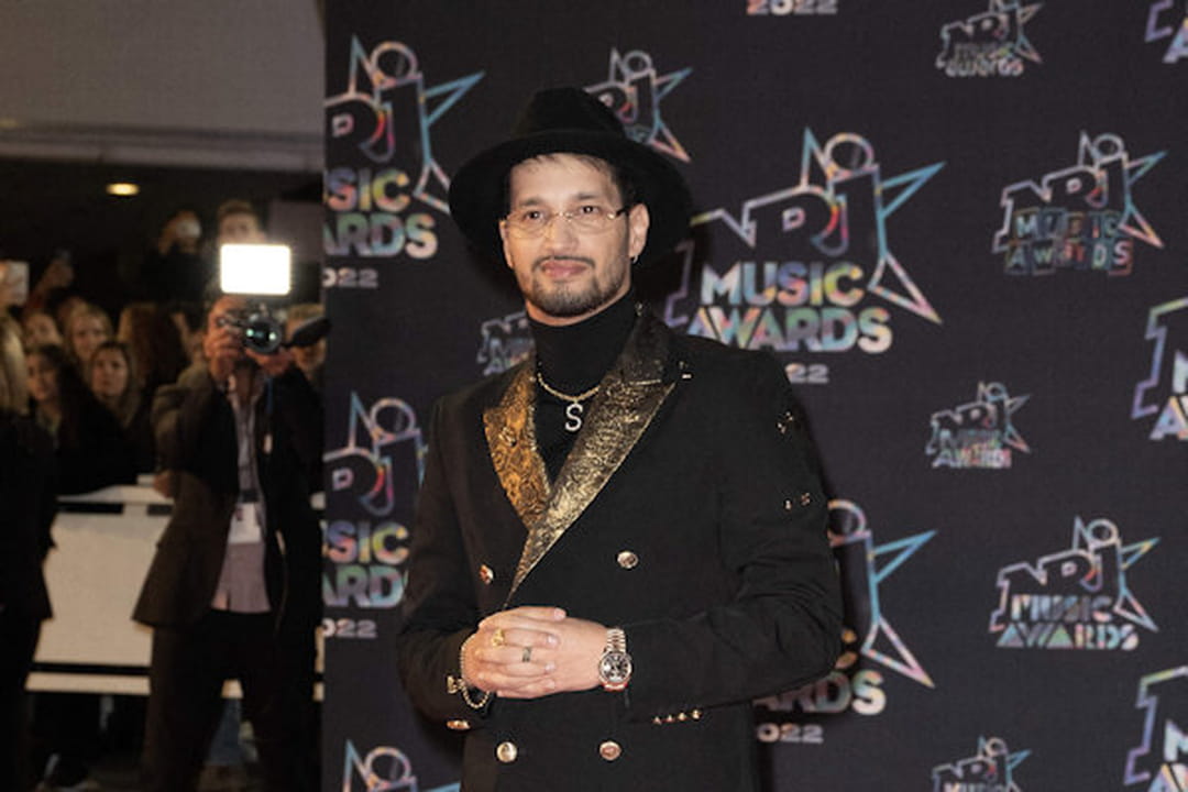 Soolking en costume noir et doré