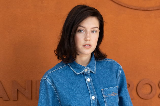 Adèle Exarchopoulos prend la pose, tout en jean, au photocall de Roland-Garros