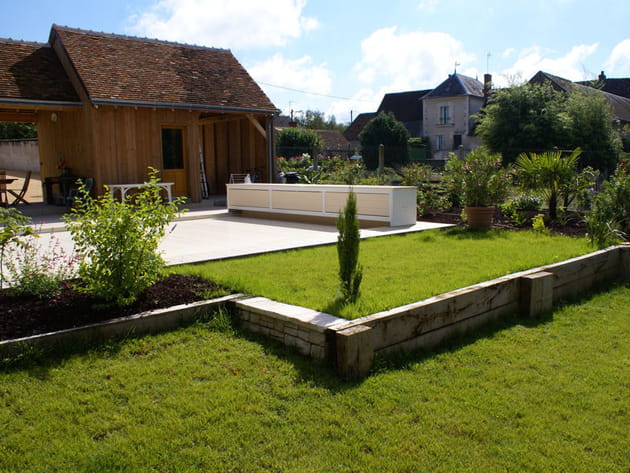 Une plage de piscine en gazon
