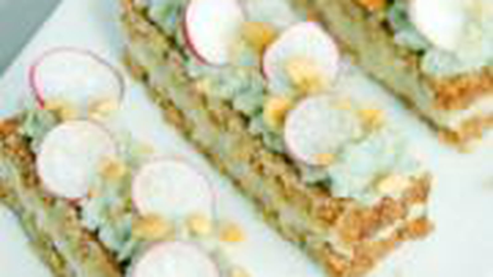 Toast au seigle, asperges & fourme d'Ambert