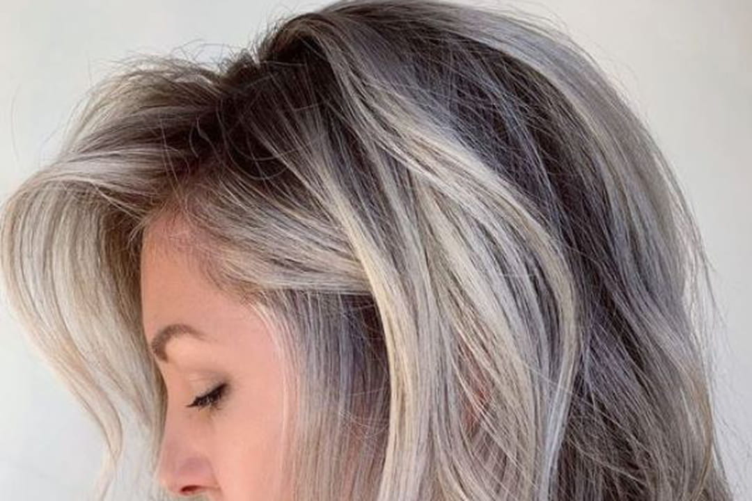 Balayage blond polaire sur cheveux bruns