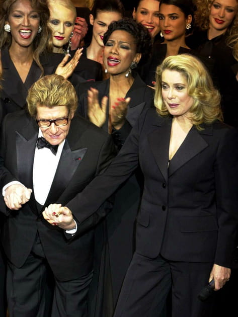 Catherine Deneuve en costume deux pièces Yves Saint Laurent