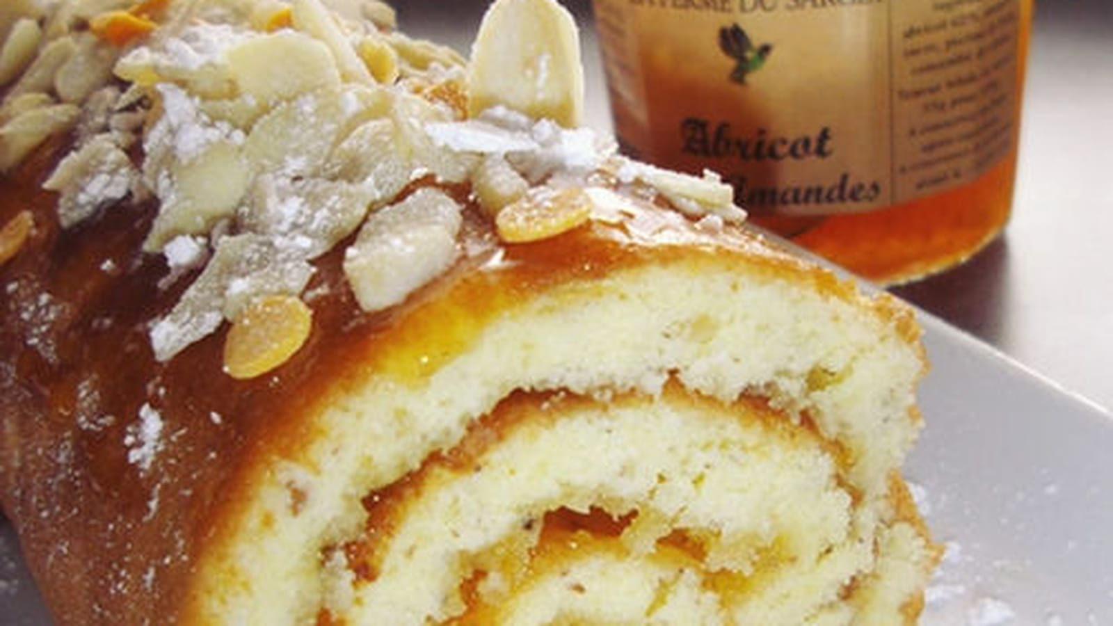 Génoise roulée noisette et confiture d'abricot aux amandes