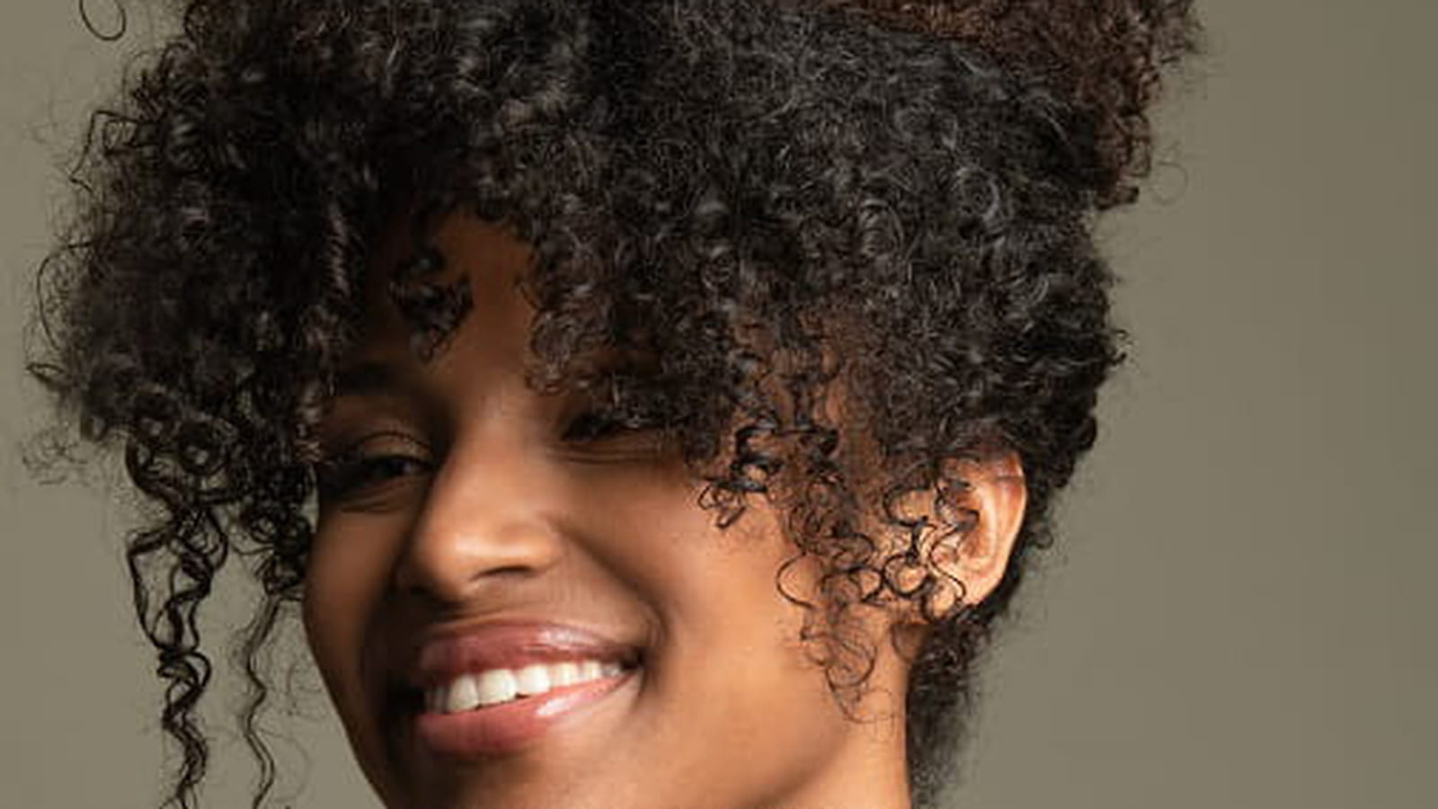 Chignon volumineux très frisé
