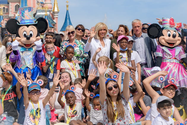 Brigitte Macron, Didier Deschamps se rendent &agrave; Disneyland Paris avec des enfants hospitalis&eacute;s pour l'Op&eacute;ration Pi&egrave;ces Jaunes, le 18&nbsp;mai