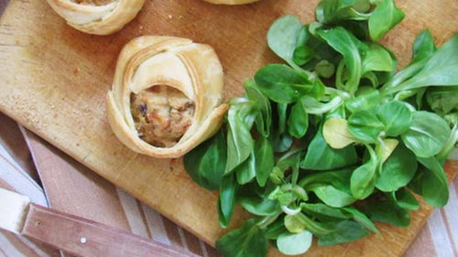 Roses feuilletées au poulet et aux champignons