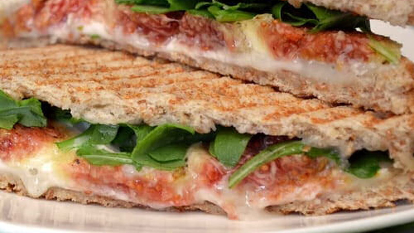 Croques aux figues, fromage de chèvre et roquette
